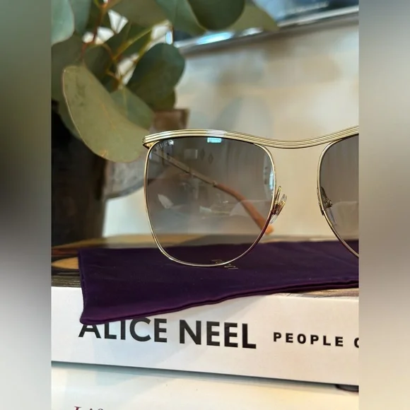 *Authentic* Gucci Gold Frame Sunglasses - Picture 6 of 9